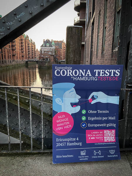 Werbeschild mit Corona-Tests in Hamburg