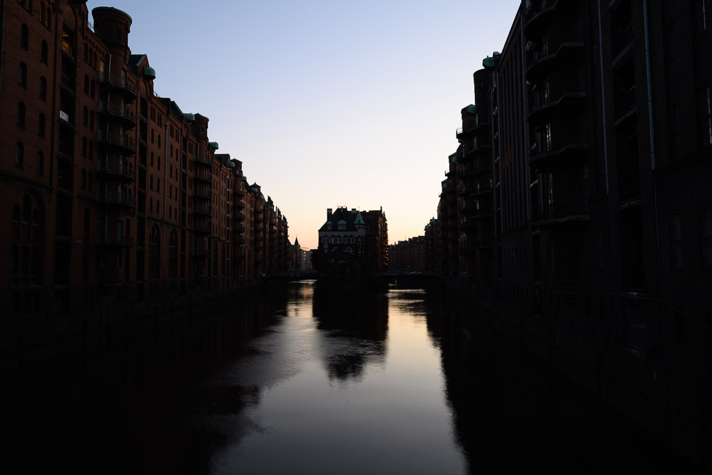 Wasserschloss mit unbeleuchteter Speicherstadt