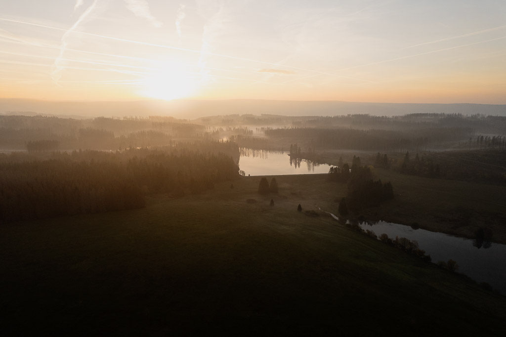 Sonnenaufgang aus der Vogelperspektive der Drohne über Buntenbock und dem Ziegenberger Teich
