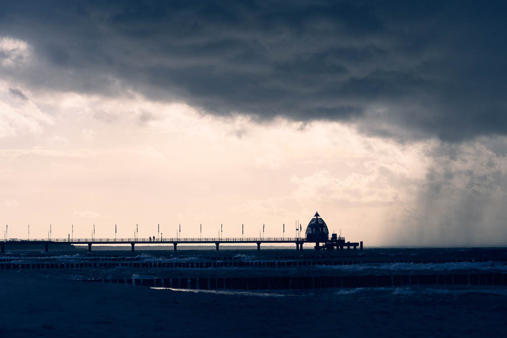 Düstere Regenwolken über der Seebrücke in Zingst